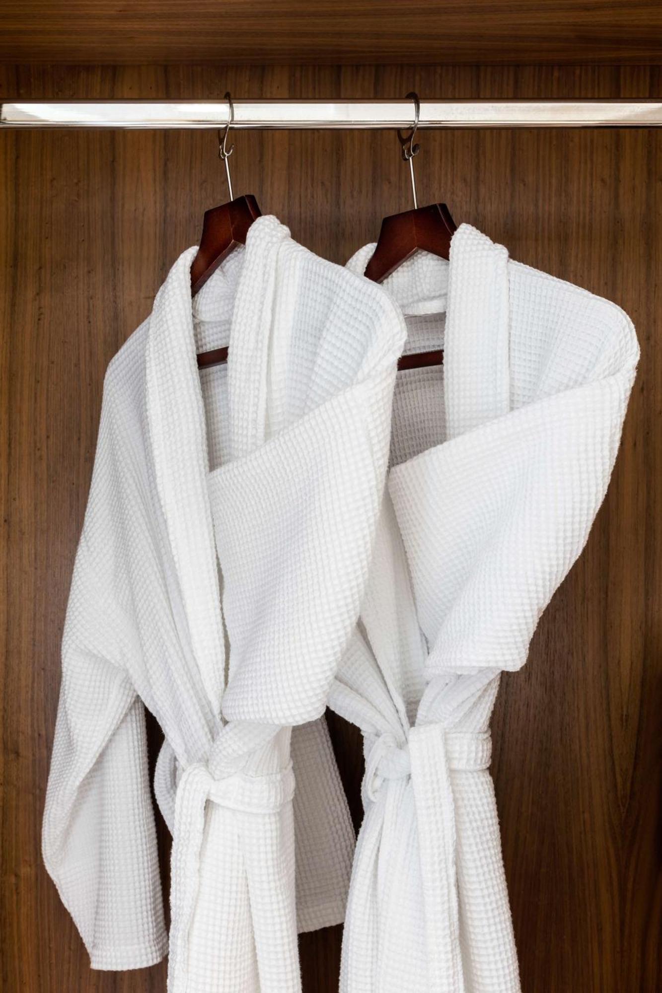 The Edwardian Manchester, A Radisson Collection Hotel Kamer foto Waffle-knit cotton bathrobe